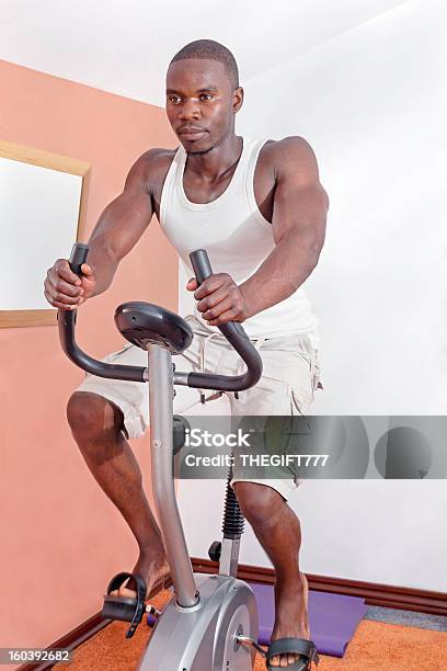 Uomo Africano Esercizio Fisico Sulla Bicicletta - Fotografie stock e altre immagini di Esercizio fisico - Esercizio fisico, Sudore, Adulto
