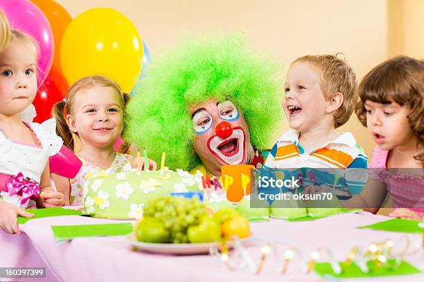 Celebrando Festa De Aniversário De Crianças Com O Palhaço - Fotografias de stock e mais imagens de 2-3 Anos