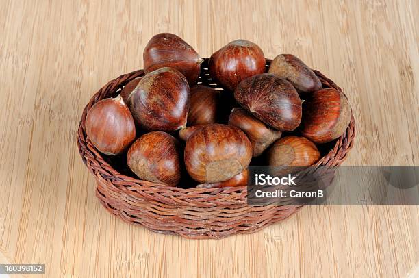 Castañas En Una Cesta De Mimbre Foto de stock y más banco de imágenes de Alimento - Alimento, Castaña, Cesta