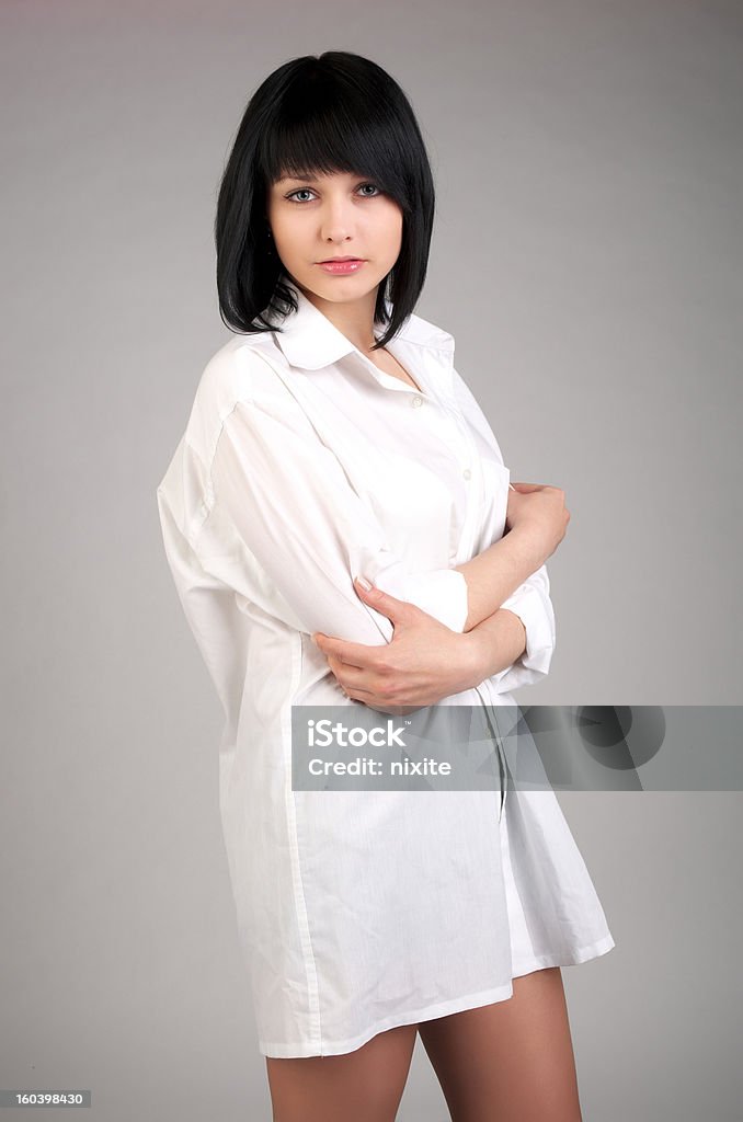 Belle jeune femme en chemise pour hommes - Photo de Adulte libre de droits