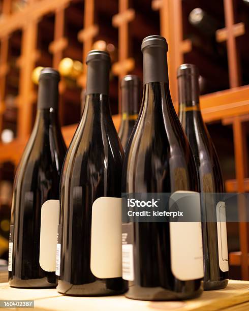 Garrafas De Vinho - Fotografias de stock e mais imagens de Garrafa de Vinho - Garrafa de Vinho, Amarelo, Bebida
