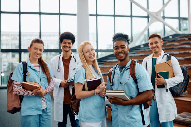 grupo de médicos y enfermeras felices en la universidad mirando a la cámara. - medical student fotografías e imágenes de stock