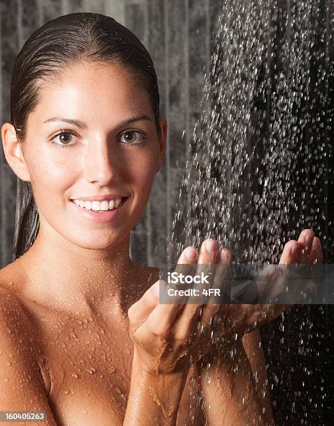 아름다운 여자 복용 샤워기 샤워시설에 대한 스톡 사진 및 기타 이미지 - 샤워시설, 여자, 젖은 머리