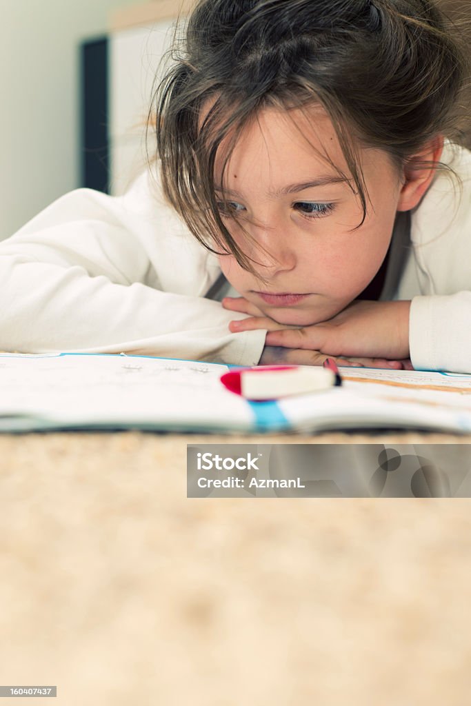 Chica joven haciendo tareas - Foto de stock de 6-7 años libre de derechos