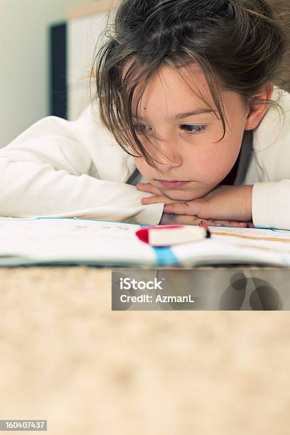 Chica Joven Haciendo Tareas Foto de stock y más banco de imágenes de 6-7 años - 6-7 años, Acostado, Adulto