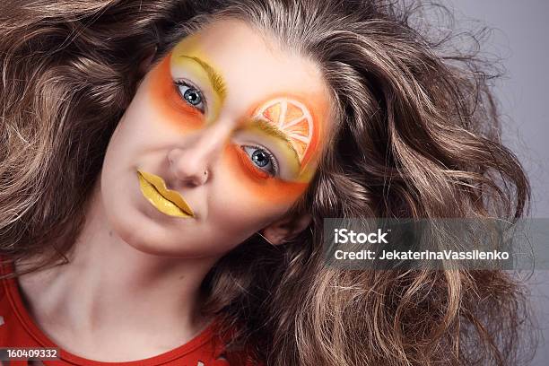 Nahaufnahme Portrait Junge Frau Mit Orange Fantasie Makeup Auf Stockfoto und mehr Bilder von Attraktive Frau