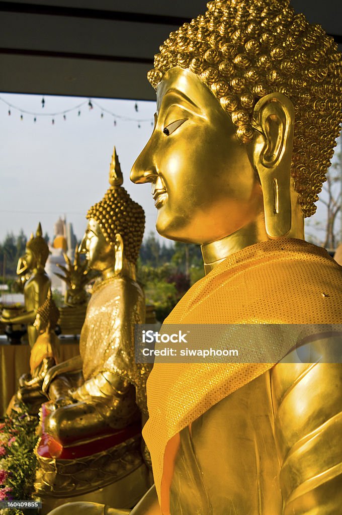 Rosto de Buda de ouro com amarelo roupão - Foto de stock de Arcaico royalty-free
