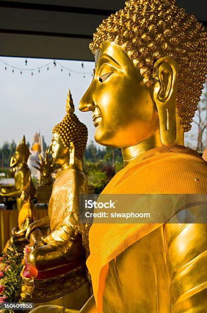 Foto de Rosto De Buda De Ouro Com Amarelo Roupão e mais fotos de stock de Arcaico - Arcaico, Buda, Budismo