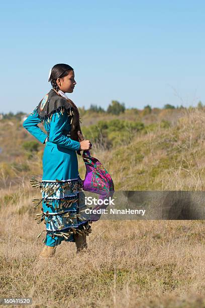 Niñas Jingle Vestido Chica En Campo Foto de stock y más banco de imágenes de Bailar - Bailar, Canadá, Naciones Originarias de Canadá