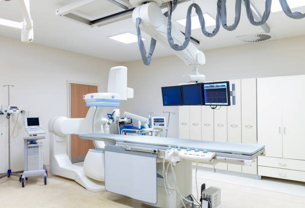 ангиолаборатория в больнице с диагностическим оборудованием для визуализации, используемым для визуализации артерий и камер сердца. - angio стоковые фото и изображения