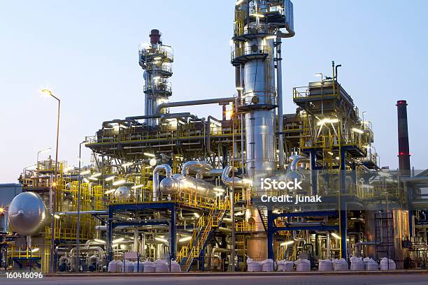 Refinería Foto de stock y más banco de imágenes de Acero - Acero, Anochecer, Cañón de chimenea