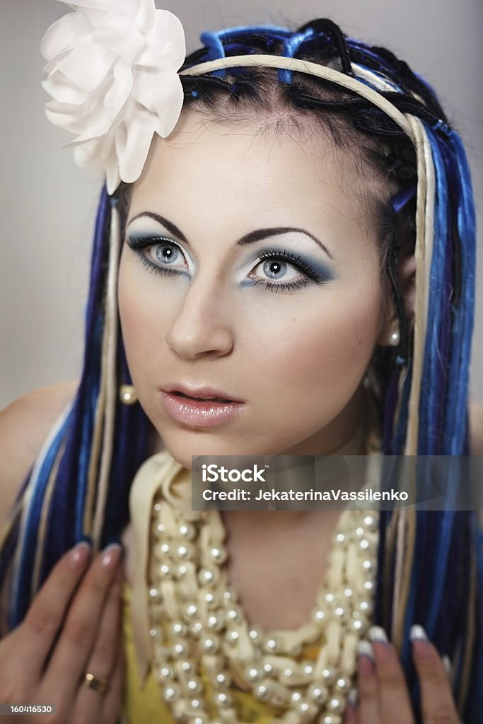 Retrato de joven mujer con peinado azul y blanco cabello rastafari - Foto de stock de Adulto libre de derechos