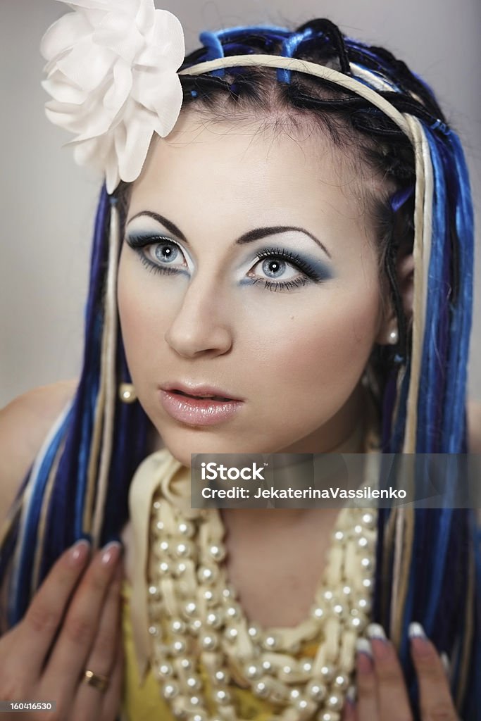 Portrait de jeune femme avec de bleu et de blanc et dreadlocks coiffure - Photo de Adulte libre de droits