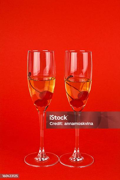 Photo libre de droit de Deux Verres De Champagne Pour La Saintvalentin À Cherry Sur Rouge banque d'images et plus d'images libres de droit de Alcool