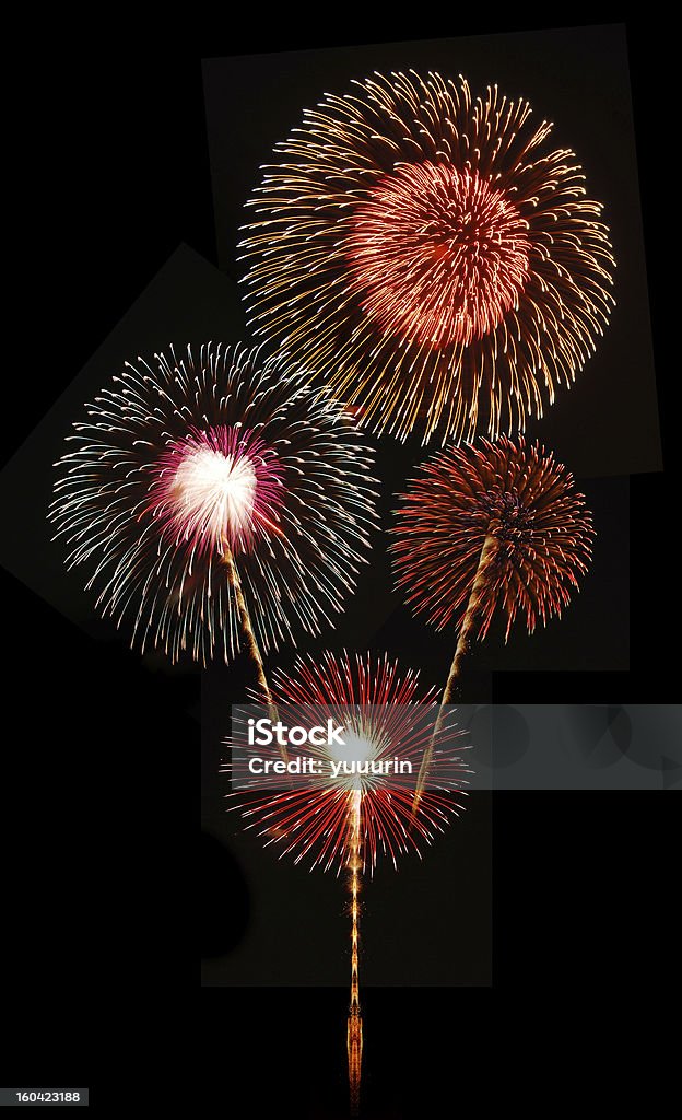 Fuochi d'artificio contro un cielo nero - Foto stock royalty-free di Colore descrittivo