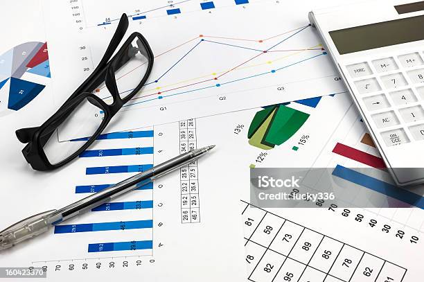 Foto de Gráficos E Organogramas Finanças Relatório e mais fotos de stock de Analisar - Analisar, Azul, Calculadora