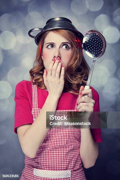 Cabelo Ruivo Dona De Casa Com Concha De Sopa - Fotografias de stock e mais imagens de Adulto - Adulto, Almoço, Cabelo Ruivo