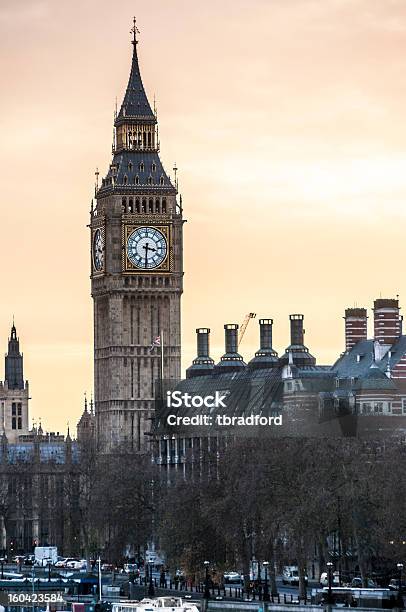 Big Ben Em Londres Inglaterra - Fotografias de stock e mais imagens de Anoitecer - Anoitecer, Ao Ar Livre, Arquitetura