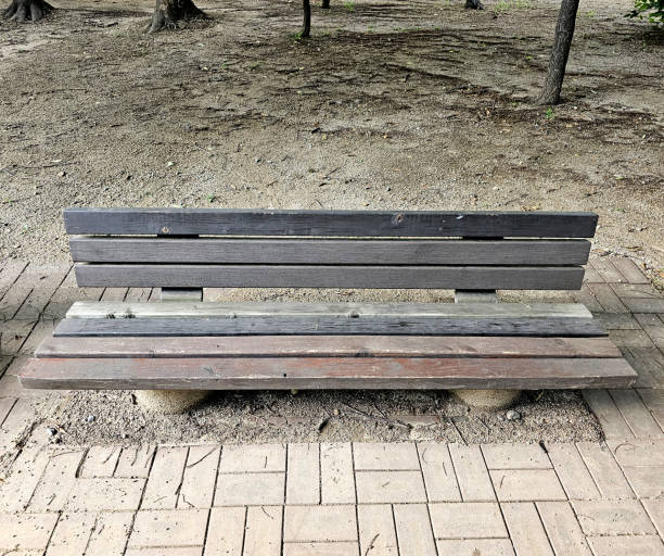 wooden bench, chaise longue\n나무 벤치, 긴 의자