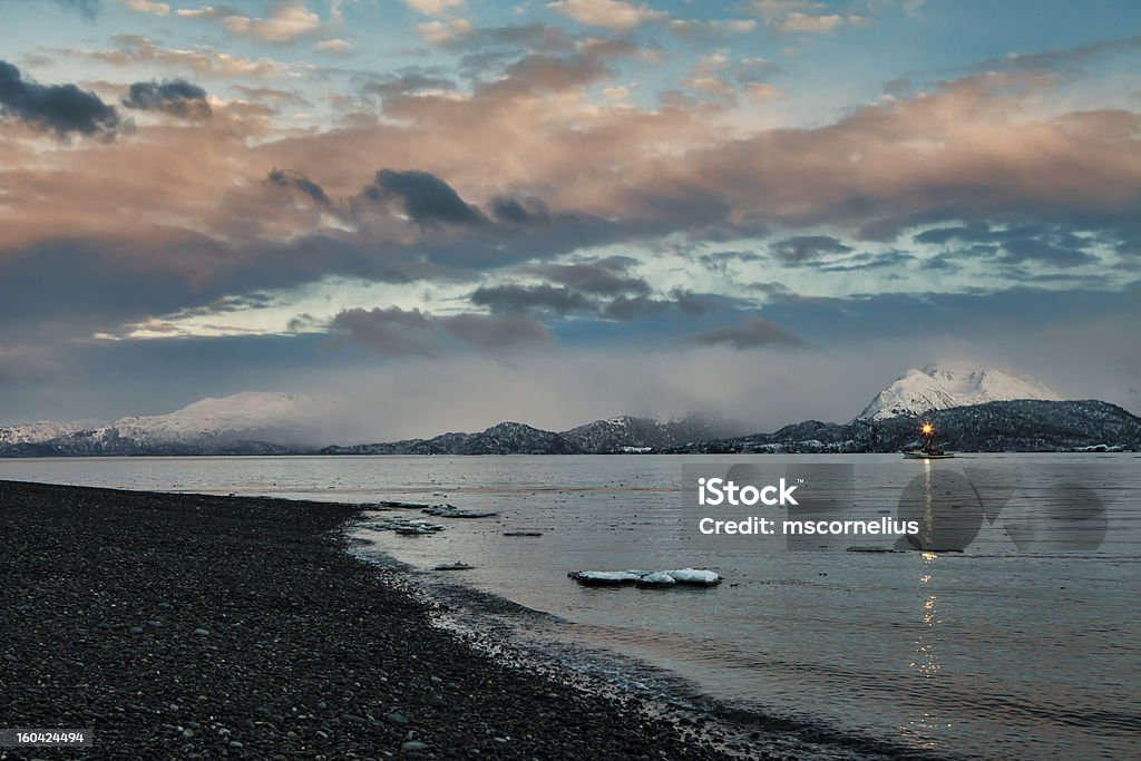 Alaskan pesca en bote en la puesta de sol - Foto de stock de Alaska - Estado de los EE. UU. libre de derechos