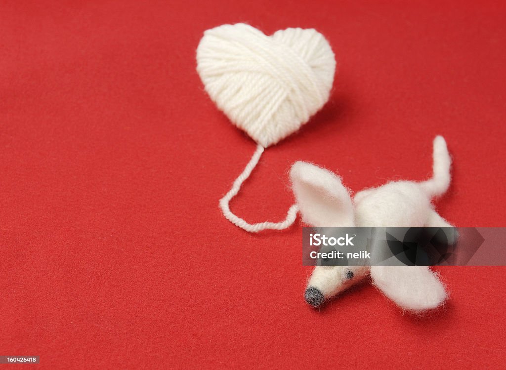 Cuore di maglia con graziosi feltro mouse - Foto stock royalty-free di Amore