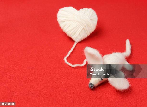 Cuore Di Maglia Con Graziosi Feltro Mouse - Fotografie stock e altre immagini di Amore - Amore, Arredamento, Bianco