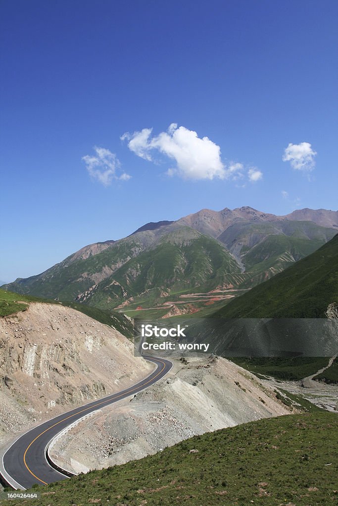 Carretera con curvas en las montañas - Foto de stock de Aire libre libre de derechos