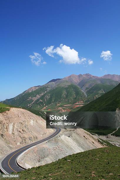 Estrada Sinuosa Em Montanhas - Fotografias de stock e mais imagens de Ao Ar Livre - Ao Ar Livre, Azul, China