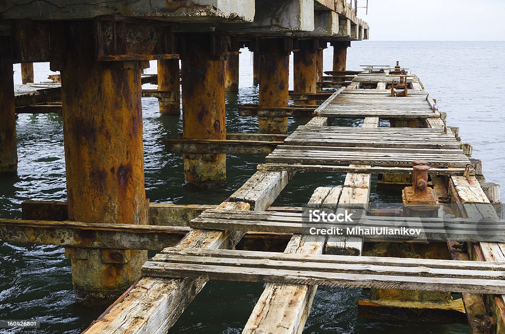 Einsames old bridge Etage. rostige und unbrauchbar. - Lizenzfrei Abgerissen Stock-Foto