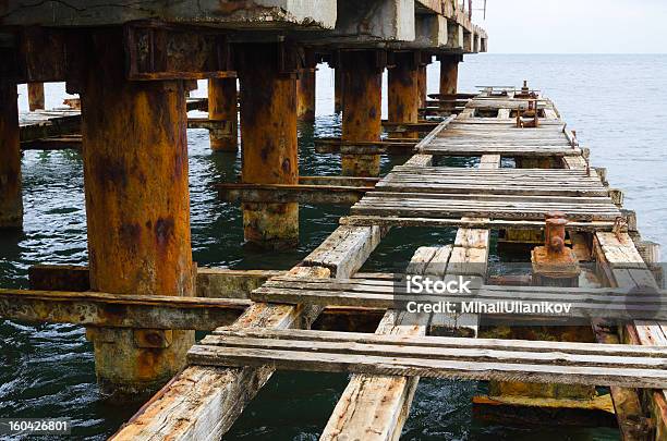 Einsames Old Bridge Etage Rostige Und Unbrauchbar Stockfoto und mehr Bilder von Abgerissen