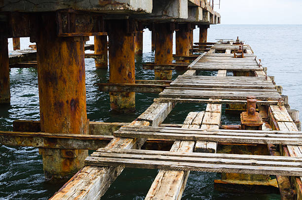 embarcadero desierto viejo puente piso. rusty e inviable. - bridge incomplete nowhere construction fotografías e imágenes de stock