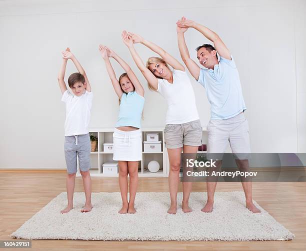 Foto de Família Fazendo Alongamentos No Carpete e mais fotos de stock de Família - Família, Família de Dois Filhos, Mãe