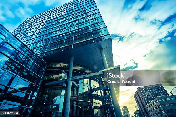 Moderno Edificio De Oficinas De Cristal En Sunrise Foto de stock y más banco de imágenes de Acero - Acero, Alto - Descripción física, Arquitectura