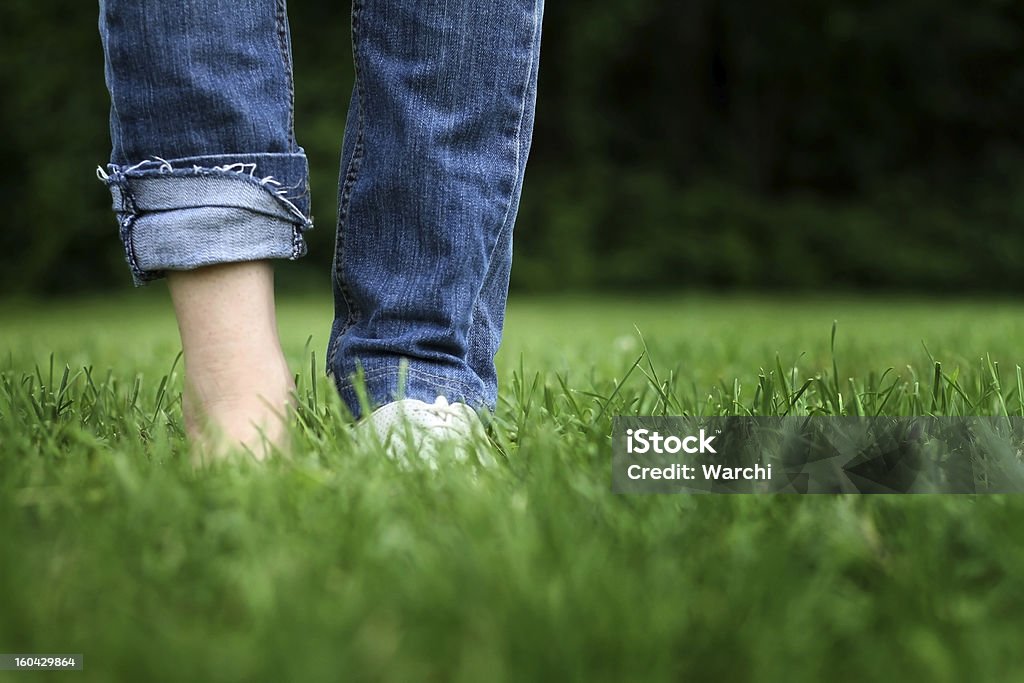 Женщина ноги на траве - Стоковые фото Босиком роялти-фри