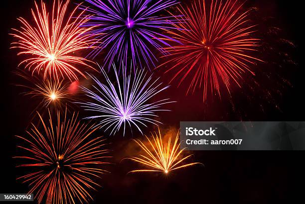 Fogos De Artifício - Fotografias de stock e mais imagens de Chama - Chama, Colorido, Comemoração - Conceito