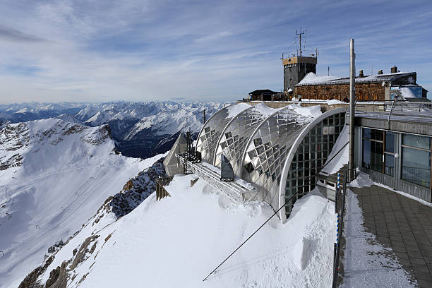 mont zugspitze alpine hut - zugspitze mountain germany high up cloudscape photos et images de collection