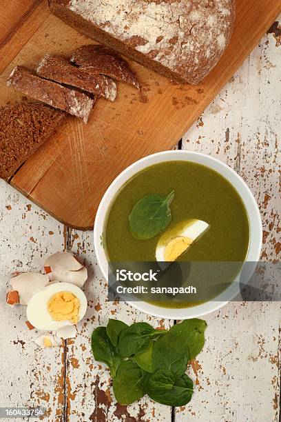 Foto de Sopa De Espinafre Com Ovo E Pão e mais fotos de stock de Acabado - Acabado, Alimentação Saudável, Allium Ursinum