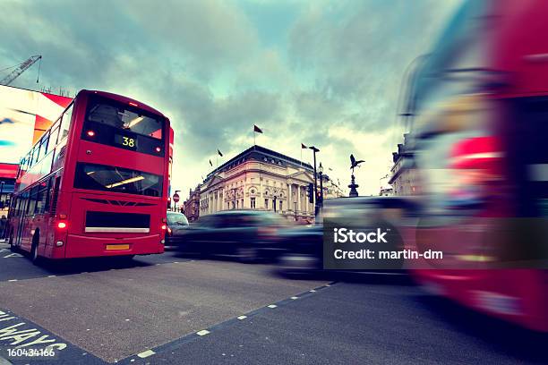 Praça Piccadilly - Fotografias de stock e mais imagens de Londres - Inglaterra - Londres - Inglaterra, Ao Ar Livre, Autocarro