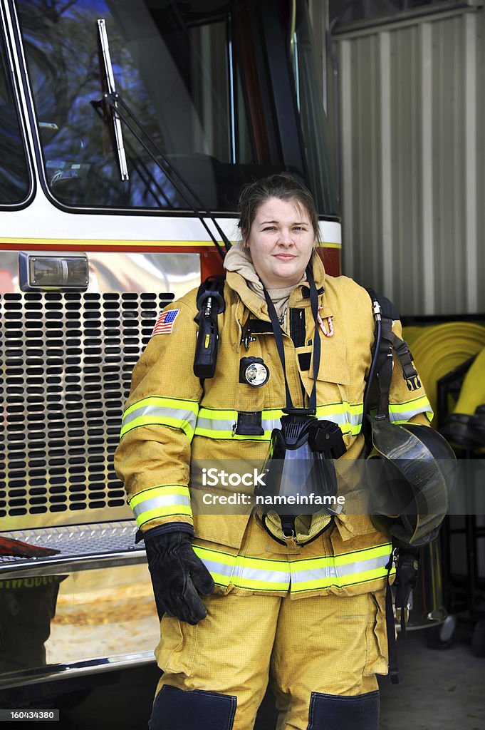 Attraente donna di fuoco - Foto stock royalty-free di Vigile del fuoco