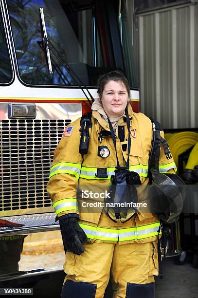 Attraente Donna Di Fuoco - Fotografie stock e altre immagini di Vigile del fuoco - Vigile del fuoco, Persona di sesso femminile, Adulto