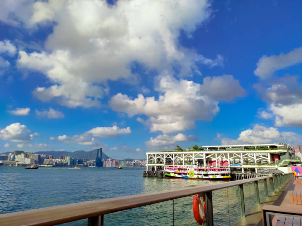 vue de l’embarcadère des ferries de wan chai avec un ciel très clair. - clear sky hong kong island hong kong china photos et images de collection