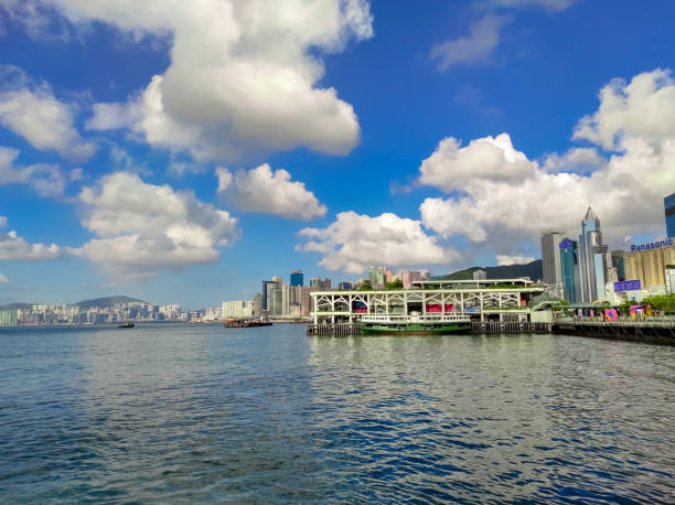 vue de l’embarcadère des ferries de wan chai avec un ciel très clair. - clear sky hong kong island hong kong china photos et images de collection