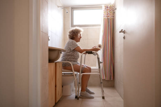 anciana con discapacidad en el baño - women bathtub bathroom water fotografías e imágenes de stock