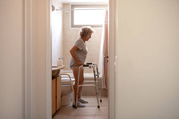 anciana con discapacidad en el baño - women bathtub bathroom water fotografías e imágenes de stock