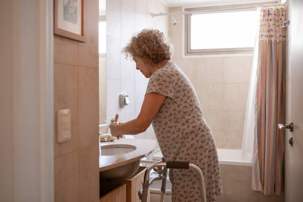 anciana con discapacidad en el baño - women bathtub bathroom water fotografías e imágenes de stock
