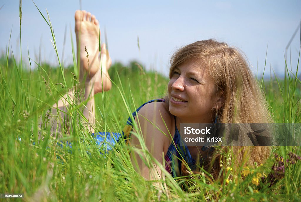 Femme allongée dans Prairie - Photo de 20-24 ans libre de droits