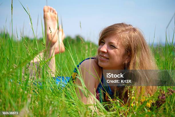 Foto de Mulheres Deitado No Meadow e mais fotos de stock de 20 Anos - 20 Anos, 20-24 Anos, Adulto