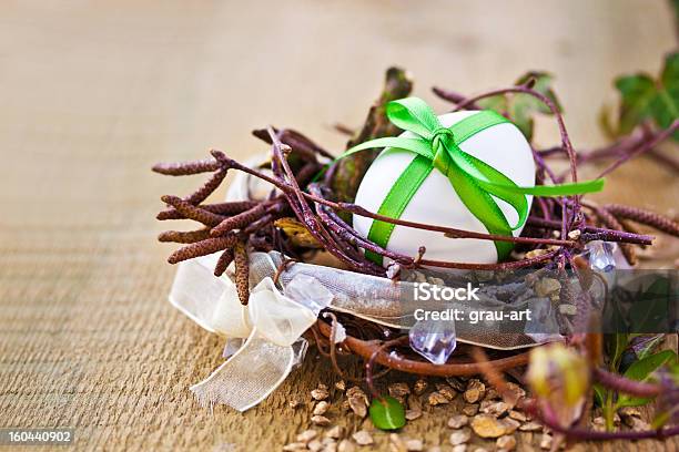 Huevo De Pascua Foto de stock y más banco de imágenes de Abedul - Abedul, Blanco - Color, Celebración - Ocasión especial