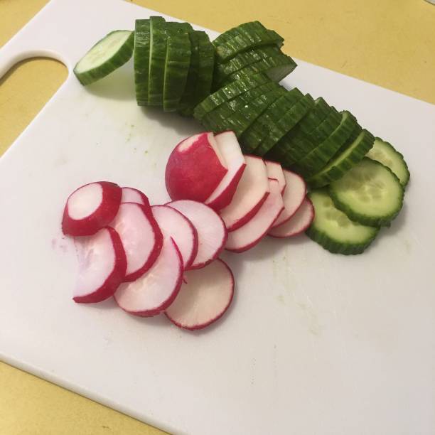 rábanos y pepinos en rodajas - radish vegetable portion circle fotografías e imágenes de stock