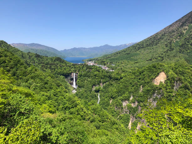 cascate kegon e lago chuzenji nelle montagne di nikko giappone - water beauty in nature waterfall nikko foto e immagini stock